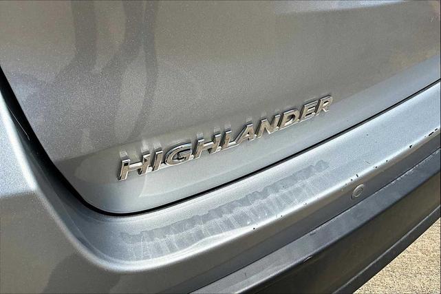 Photo of 2016 Silver Sky Metallic Toyota Highlander Hybrid