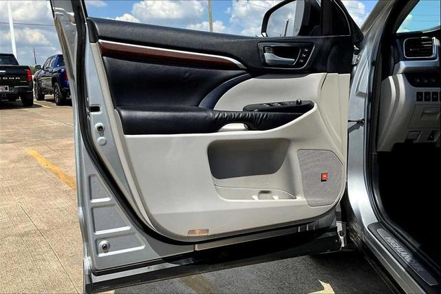 Photo of 2016 Silver Sky Metallic Toyota Highlander Hybrid