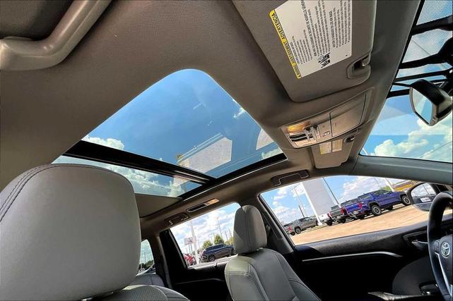 Photo of 2016 Silver Sky Metallic Toyota Highlander Hybrid