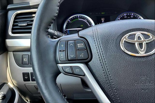 Photo of 2016 Silver Sky Metallic Toyota Highlander Hybrid