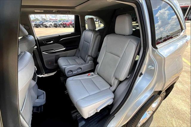 Photo of 2016 Silver Sky Metallic Toyota Highlander Hybrid
