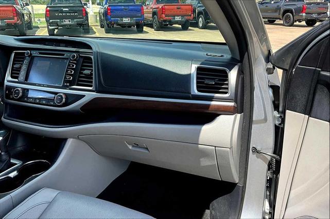 Photo of 2016 Silver Sky Metallic Toyota Highlander Hybrid