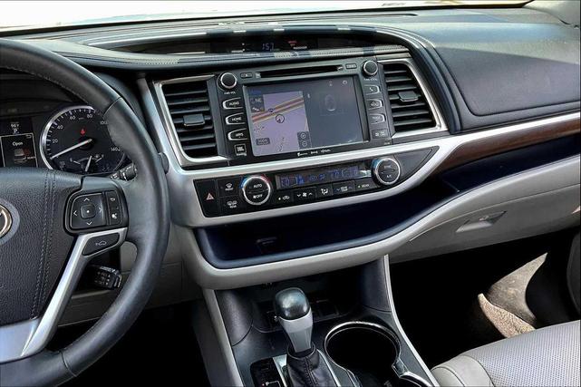 Photo of 2016 Silver Sky Metallic Toyota Highlander Hybrid