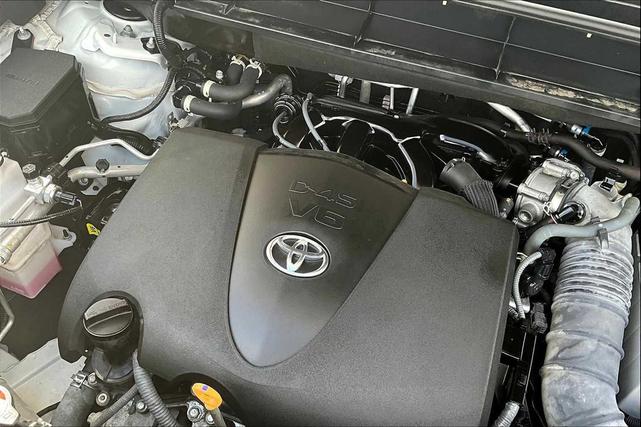 Photo of 2022 Wind Chill Pearl Toyota Highlander