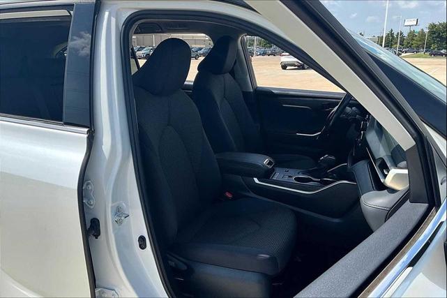 Photo of 2022 Wind Chill Pearl Toyota Highlander