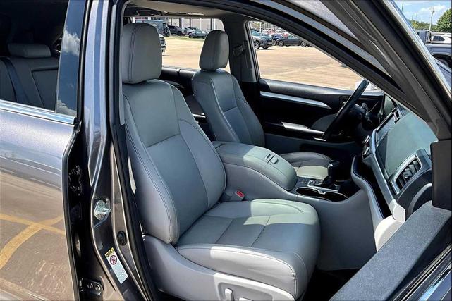 Photo of 2019 Predawn Gray Mica Toyota Highlander