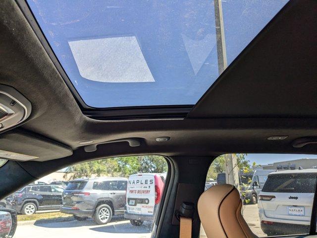 Photo of 2025 Metallic Jeep Grand Cherokee