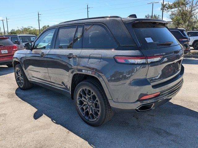 Photo of 2025 Metallic Jeep Grand Cherokee