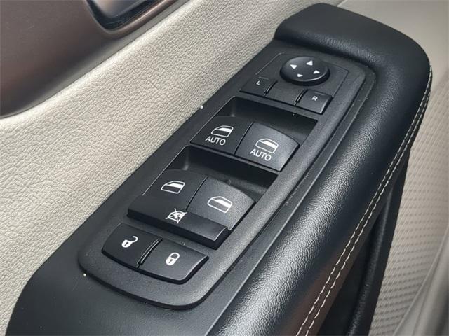 Photo of 2023 Bright White Clearcoat Chrysler Voyager