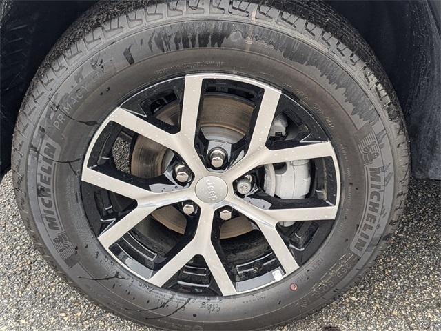 Photo of 2025 Bright White Clearcoat Jeep Grand Cherokee