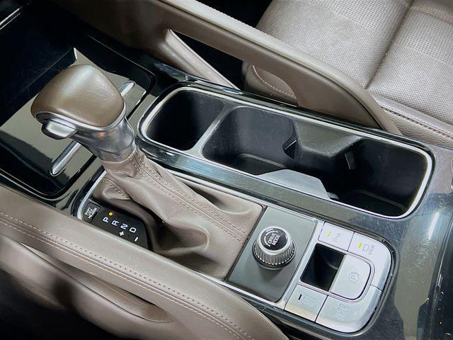 Photo of 2022 Glacial White Pearl Kia Telluride
