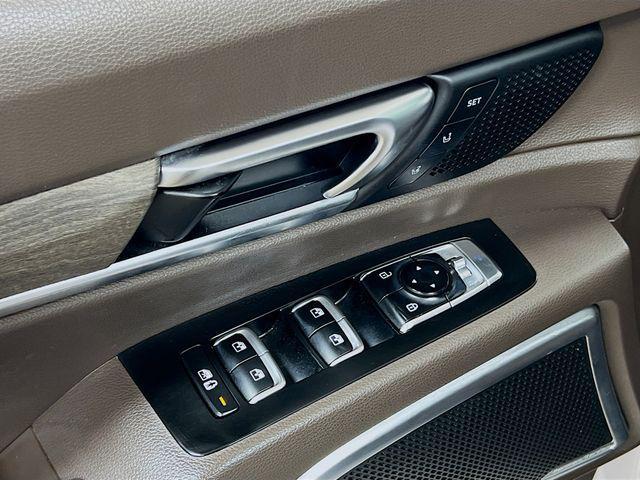 Photo of 2022 Glacial White Pearl Kia Telluride
