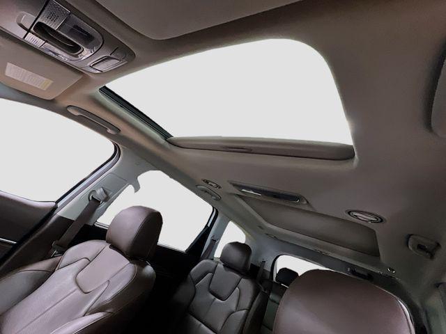 Photo of 2022 Glacial White Pearl Kia Telluride