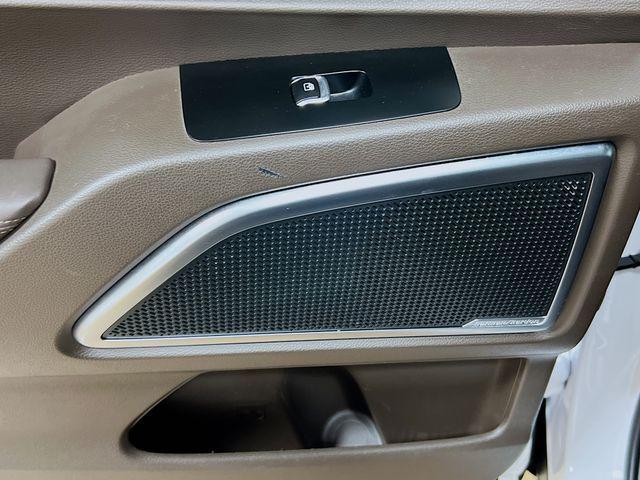Photo of 2022 Glacial White Pearl Kia Telluride