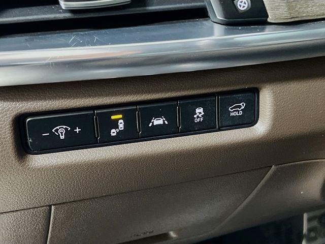 Photo of 2022 Glacial White Pearl Kia Telluride