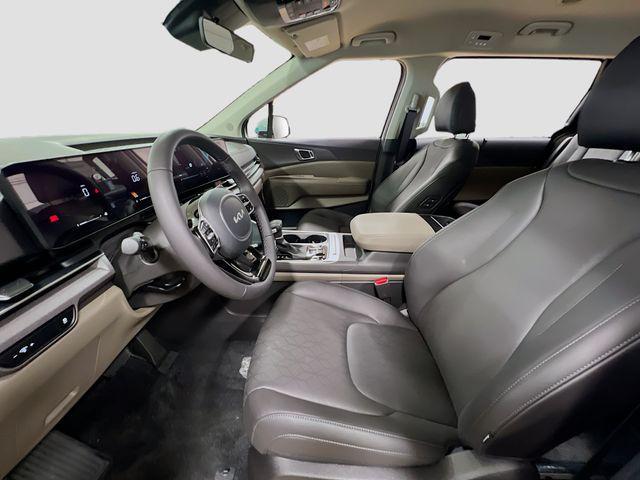 Photo of 2026 Snow White Kia Carnival