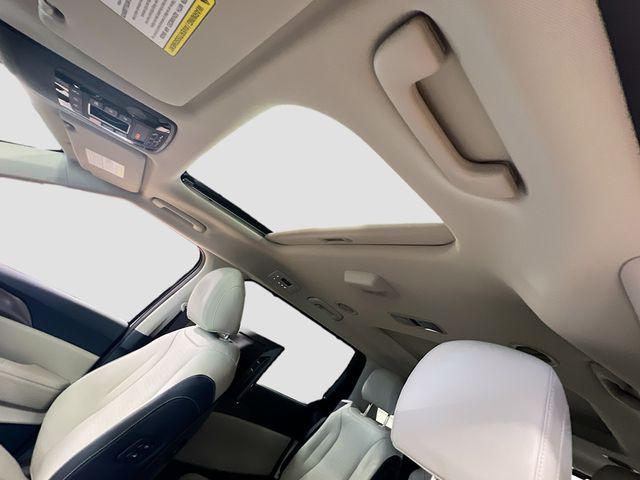 Photo of 2025 Ivory Silver Kia Carnival Hybrid