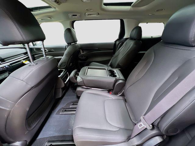 Photo of 2025 Ceramic Silver Kia Carnival Hybrid