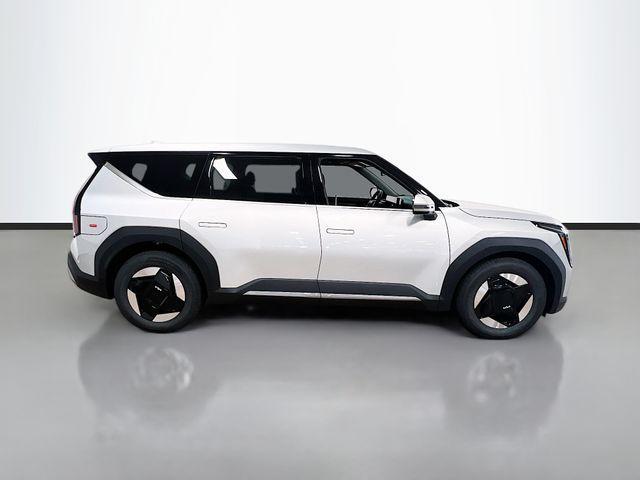 Photo of 2026 Ivory Kia EV9