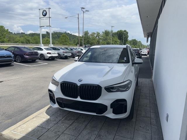 Photo of 2022 Mineral White Metallic BMW X5