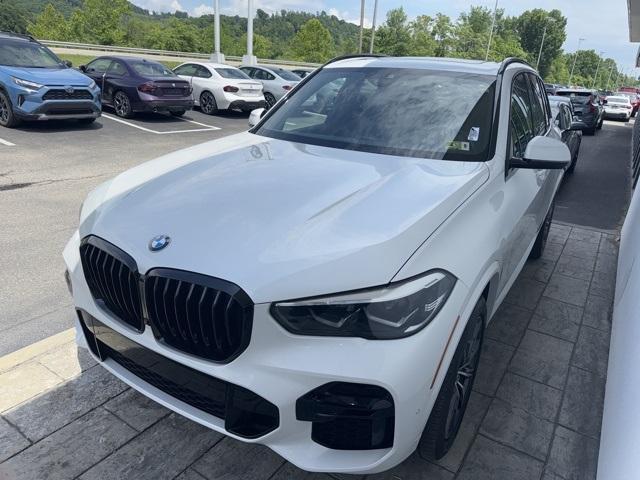 Photo of 2022 Mineral White Metallic BMW X5