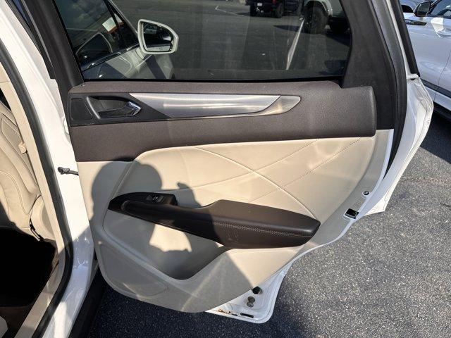Photo of 2019 White Platinum Tri-Coat Metallic Lincoln MKC