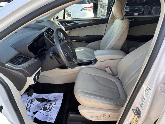 Photo of 2019 White Platinum Tri-Coat Metallic Lincoln MKC