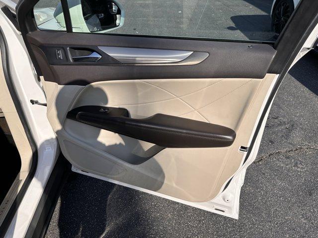 Photo of 2019 White Platinum Tri-Coat Metallic Lincoln MKC