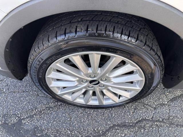 Photo of 2019 White Platinum Tri-Coat Metallic Lincoln MKC