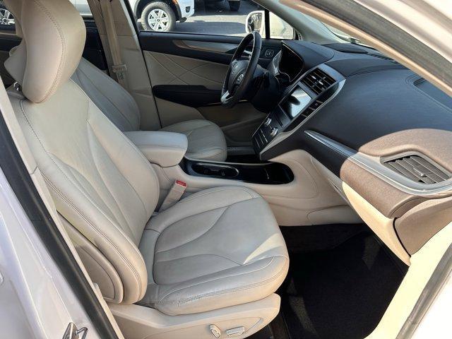 Photo of 2019 White Platinum Tri-Coat Metallic Lincoln MKC
