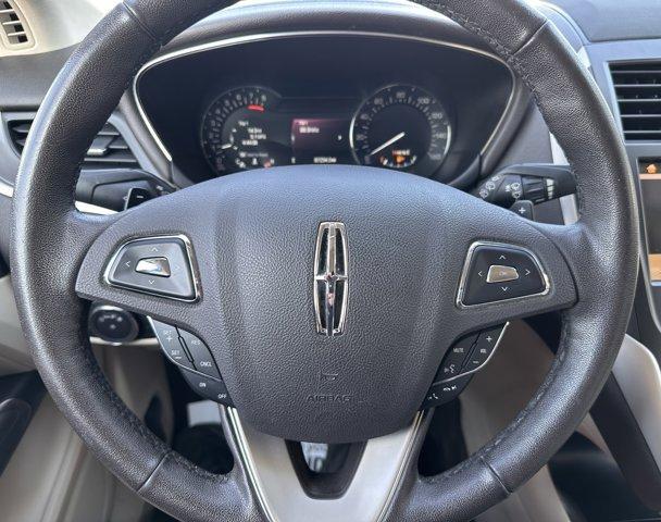Photo of 2019 White Platinum Tri-Coat Metallic Lincoln MKC