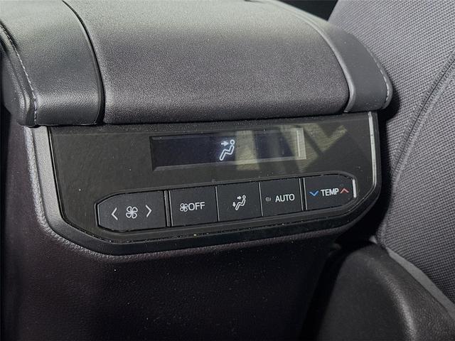 Photo of 2022 Midnight Black Metallic Toyota Highlander
