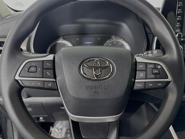 Photo of 2022 Midnight Black Metallic Toyota Highlander