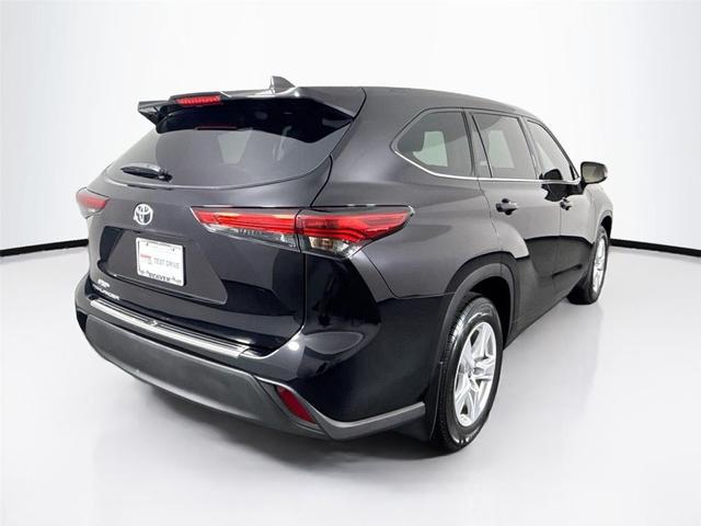 Photo of 2022 Midnight Black Metallic Toyota Highlander