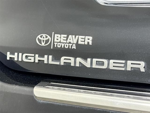 Photo of 2022 Midnight Black Metallic Toyota Highlander