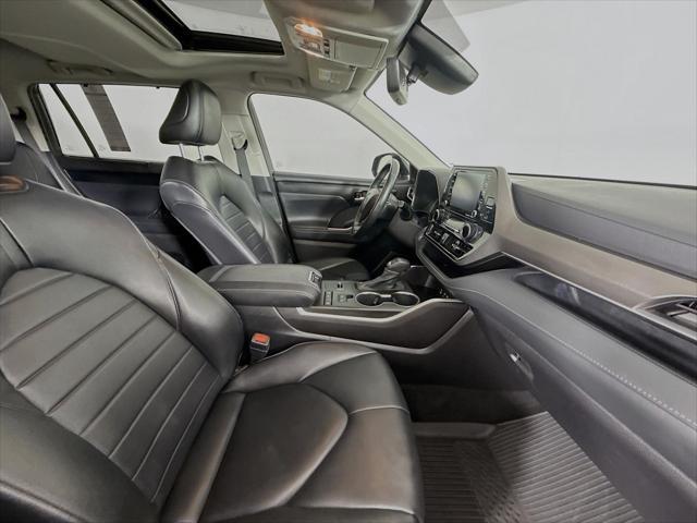 Photo of 2022 Magnetic Gray Metallic Toyota Highlander
