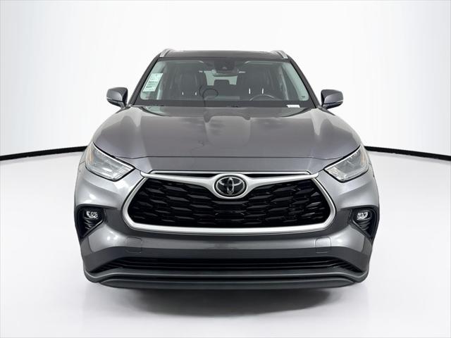 Photo of 2022 Magnetic Gray Metallic Toyota Highlander