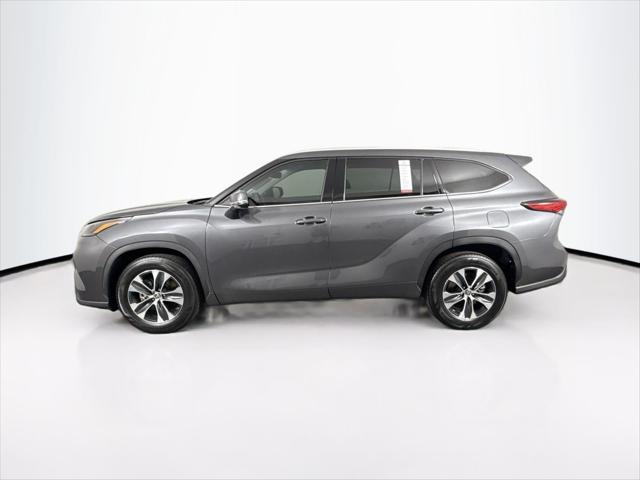 Photo of 2022 Magnetic Gray Metallic Toyota Highlander