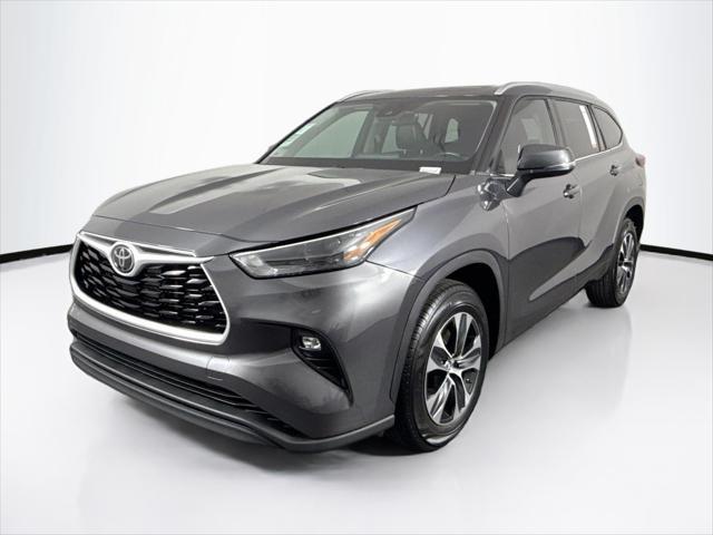 Photo of 2022 Magnetic Gray Metallic Toyota Highlander