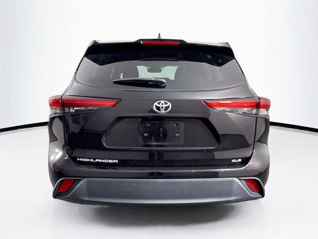 Photo of 2022 Midnight Black Metallic Toyota Highlander
