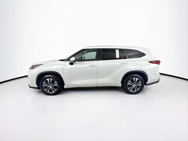 Photo of 2023 Celestial Silver Metallic Toyota Highlander