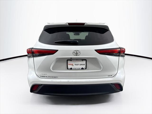 Photo of 2023 Celestial Silver Metallic Toyota Highlander