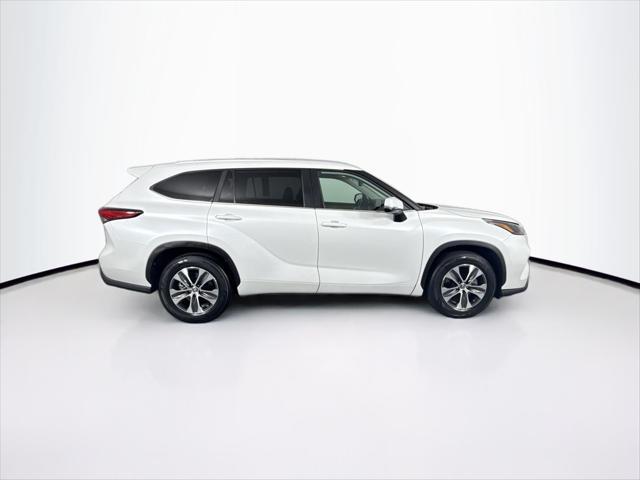 Photo of 2023 Celestial Silver Metallic Toyota Highlander