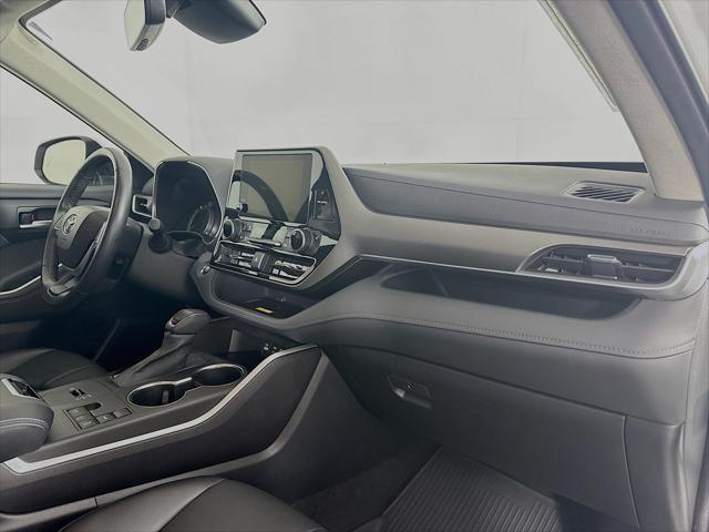 Photo of 2023 Celestial Silver Metallic Toyota Highlander