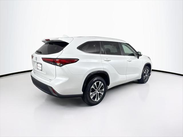 Photo of 2023 Celestial Silver Metallic Toyota Highlander