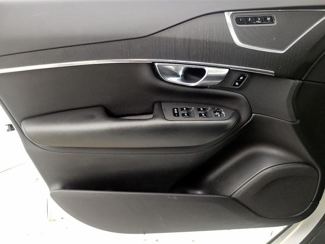 Photo of 2020 White Volvo XC90