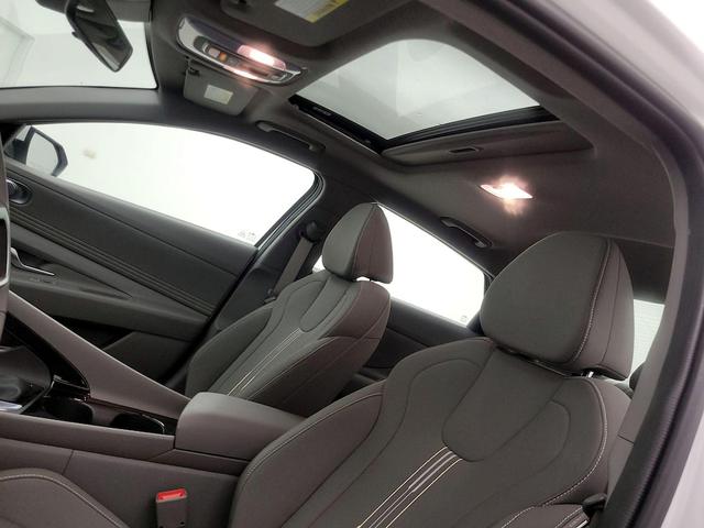 Photo of 2024 White Hyundai ELANTRA
