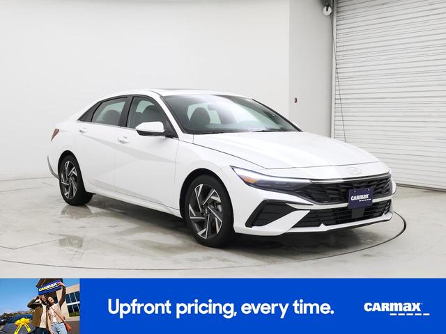 Photo of 2024 White Hyundai ELANTRA