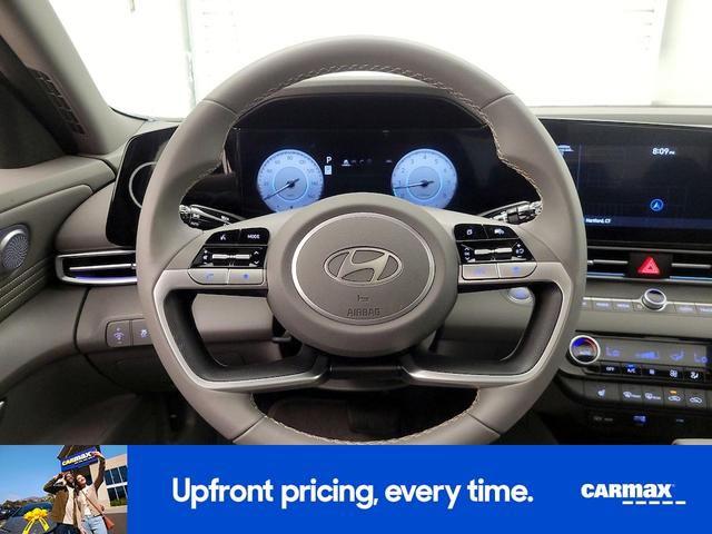 Photo of 2024 White Hyundai ELANTRA