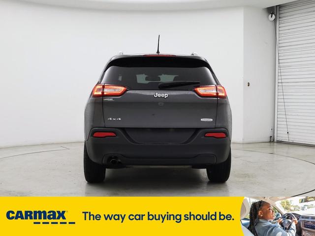 Photo of 2016 Gray Jeep Cherokee